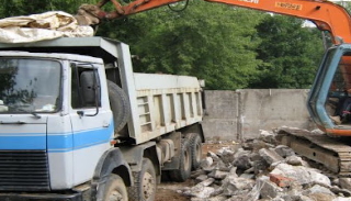 Вывоз строительного мусора с участка в Кыштыме недорого от 1576 руб. | 2Землекопа-Кшт
